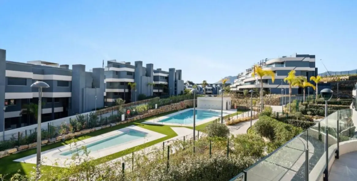 Venta de apartamento en planta media en Selwo 17