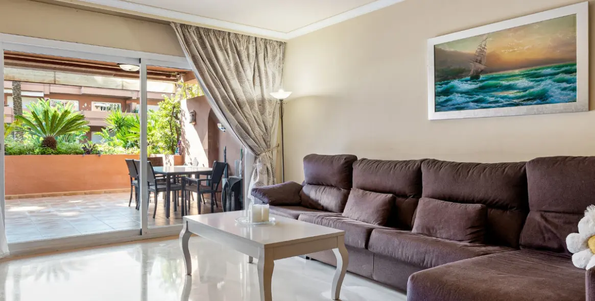 Venta de apartamento en planta baja en Puerto Banús 2