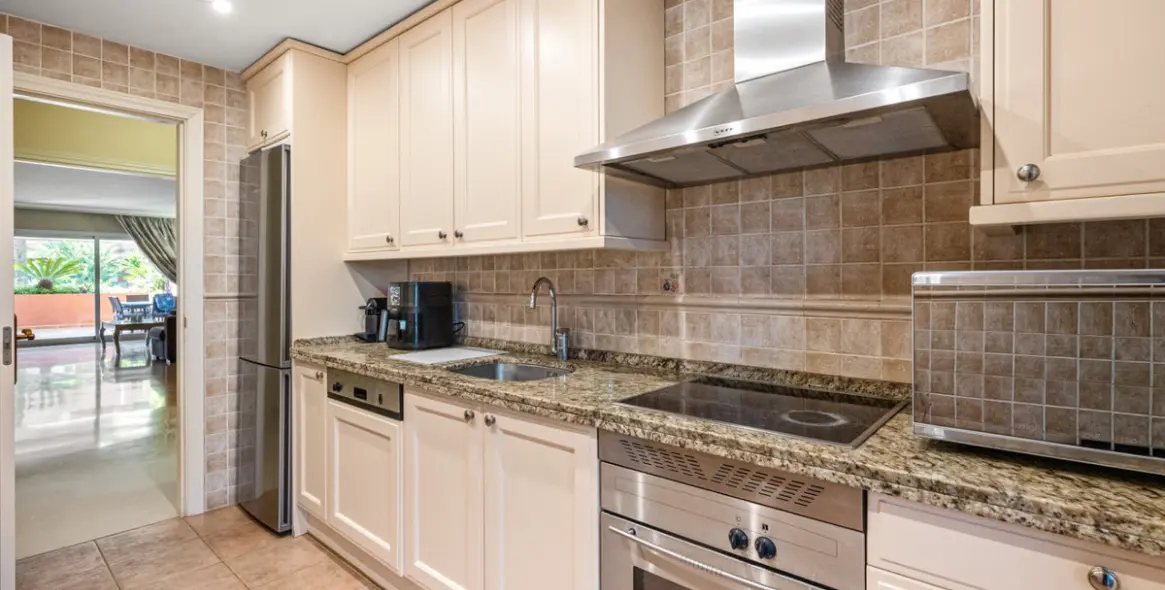 Venta de apartamento en planta baja en Puerto Banús 4