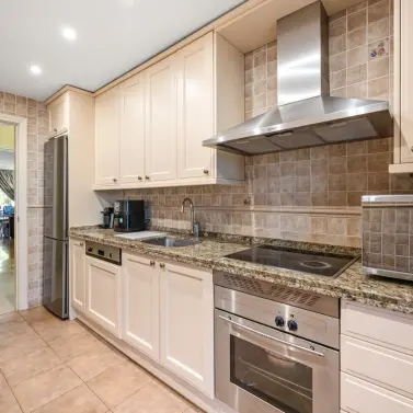 Venta de apartamento en planta baja en Puerto Banús