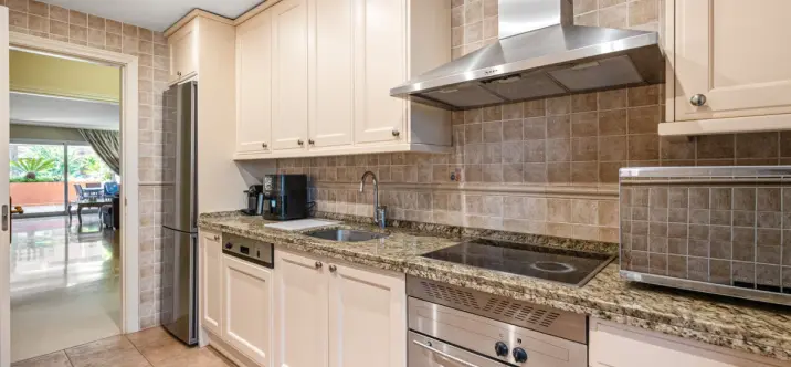 Venta de apartamento en planta baja en Puerto Banús 3