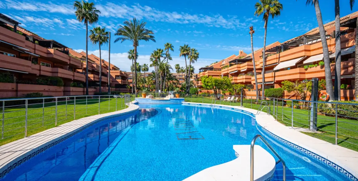 Venta de apartamento en planta baja en Puerto Banús 5