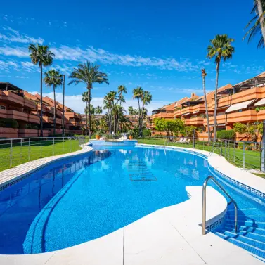 Venta de apartamento en planta baja en Puerto Banús