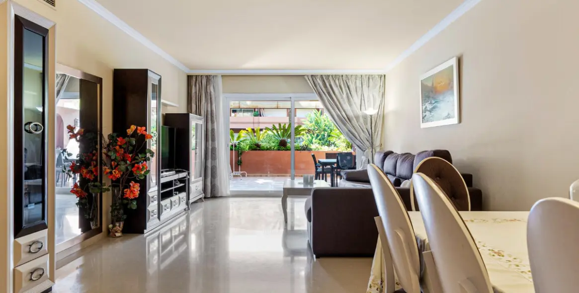 Venta de apartamento en planta baja en Puerto Banús 6