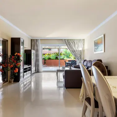 Venta de apartamento en planta baja en Puerto Banús