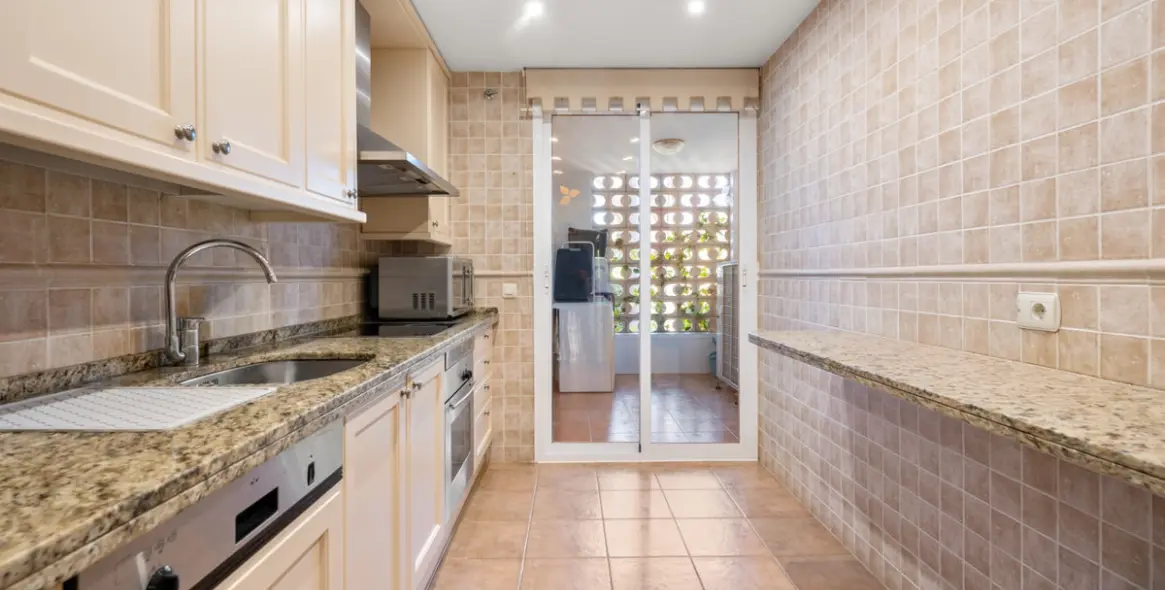 Venta de apartamento en planta baja en Puerto Banús 10