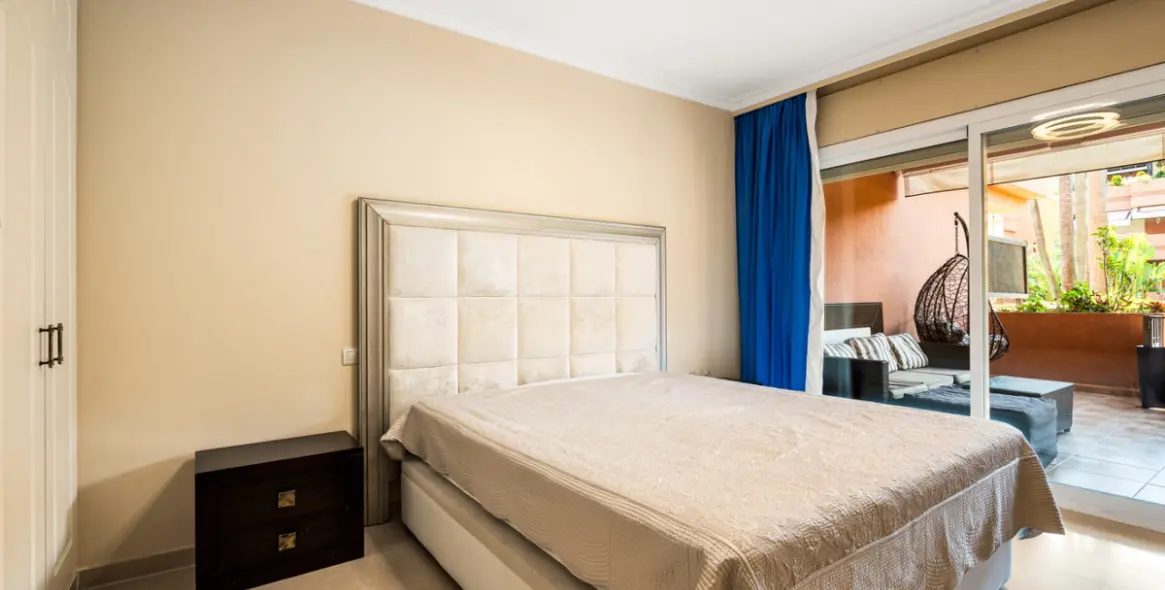 Venta de apartamento en planta baja en Puerto Banús 11