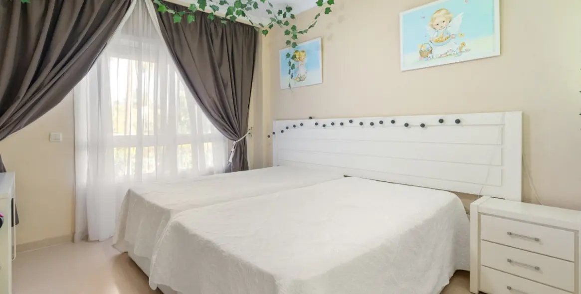 Venta de apartamento en planta baja en Puerto Banús 12