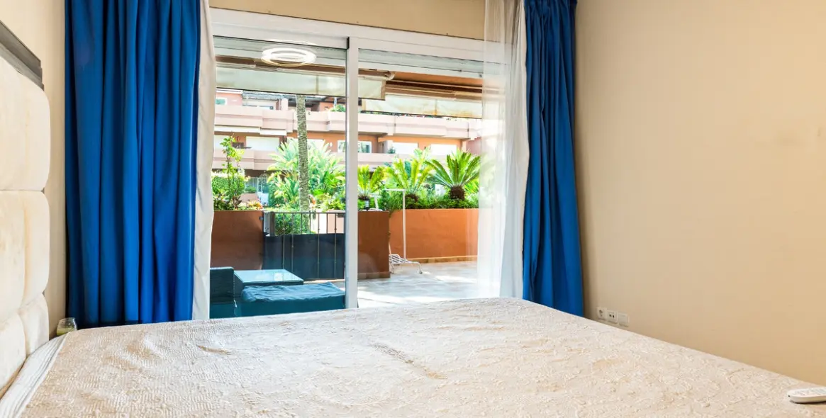 Venta de apartamento en planta baja en Puerto Banús 13