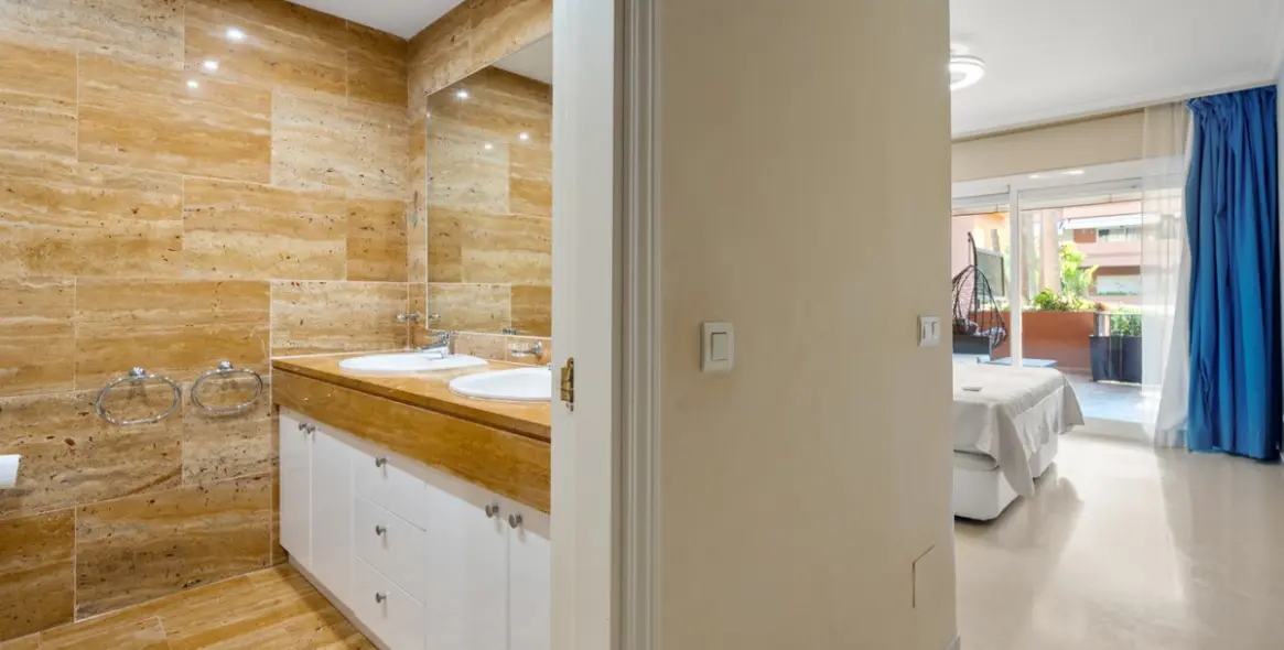 Venta de apartamento en planta baja en Puerto Banús 14