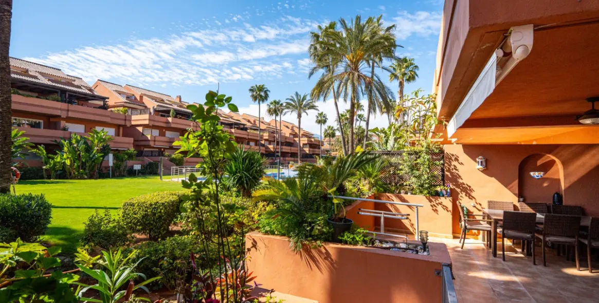 Venta de apartamento en planta baja en Puerto Banús 18