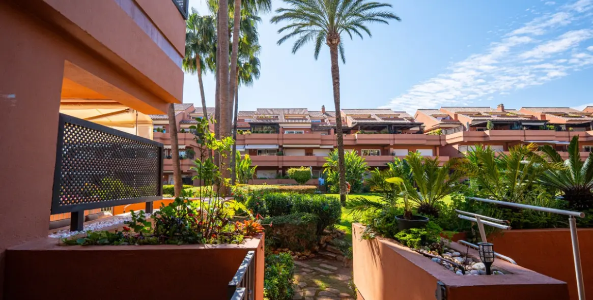 Venta de apartamento en planta baja en Puerto Banús 19