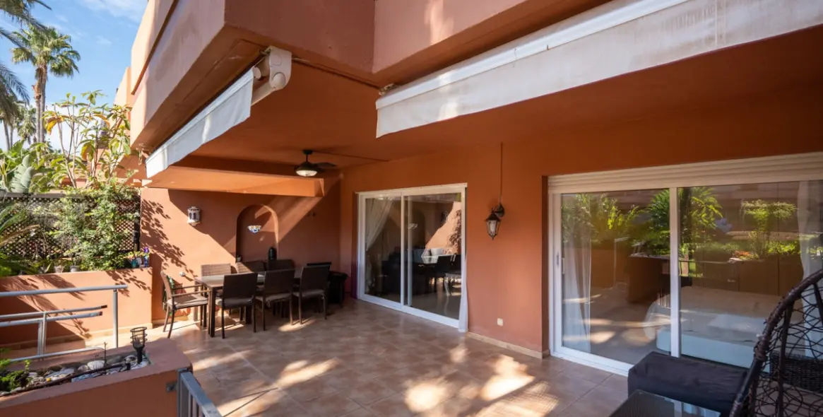 Venta de apartamento en planta baja en Puerto Banús 20