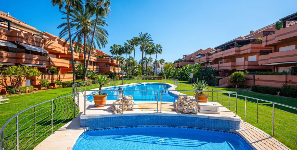 Venta de apartamento en planta baja en Puerto Banús 23