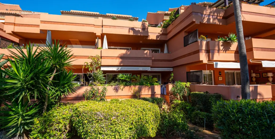 Venta de apartamento en planta baja en Puerto Banús 24