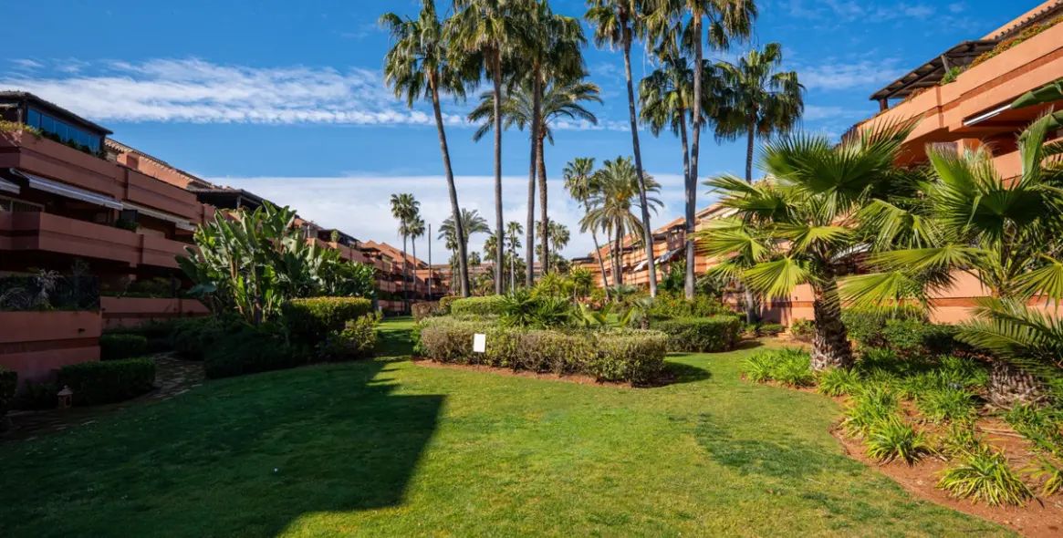 Venta de apartamento en planta baja en Puerto Banús 25