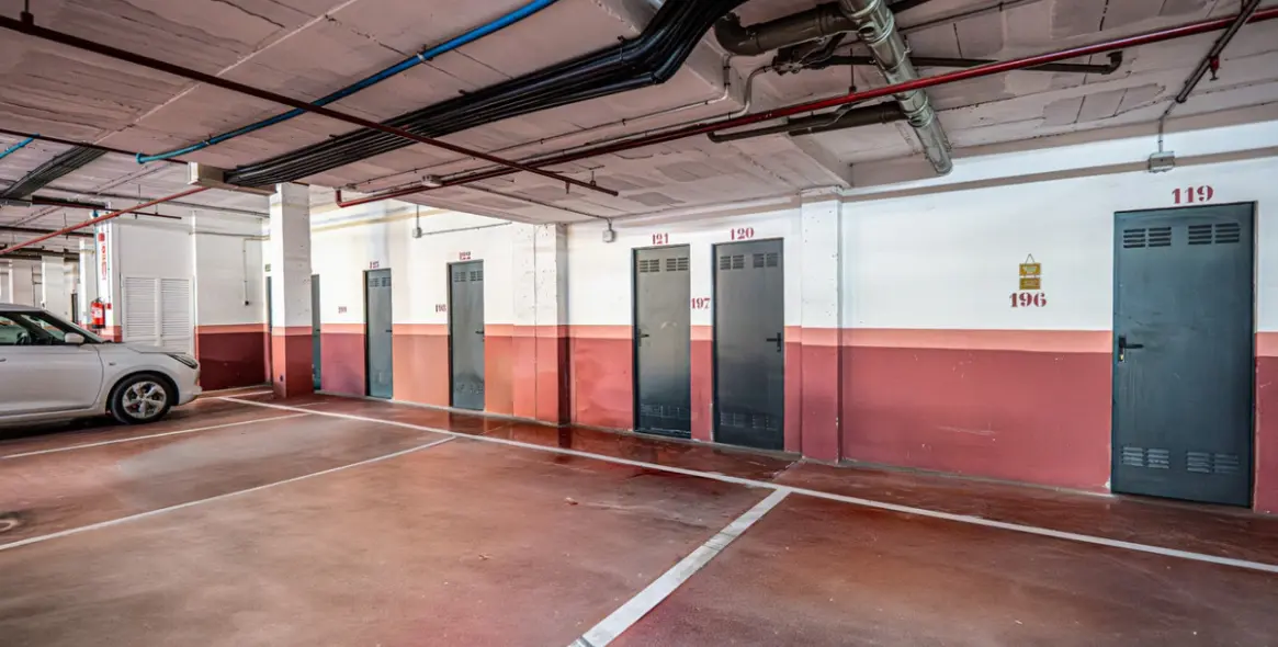 Venta de apartamento en planta baja en Puerto Banús 28