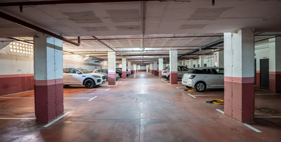 Venta de apartamento en planta baja en Puerto Banús 29