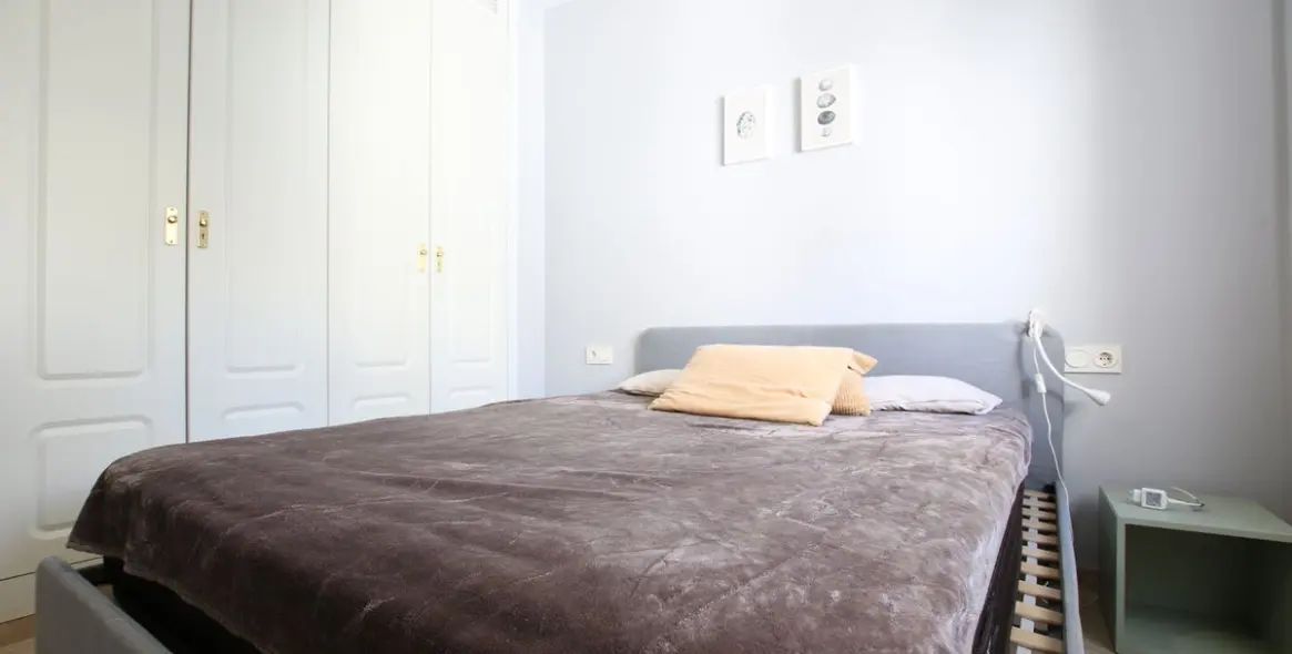 Alquiler a largo plazo de apartamento en planta media en Río Real 12