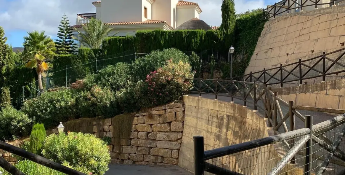 Venta de ático dúplex en Elviria 35