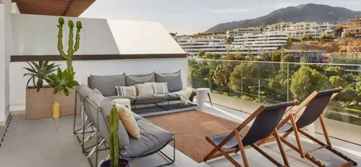 Продажа апартаментов на среднем этаже в Estepona 0