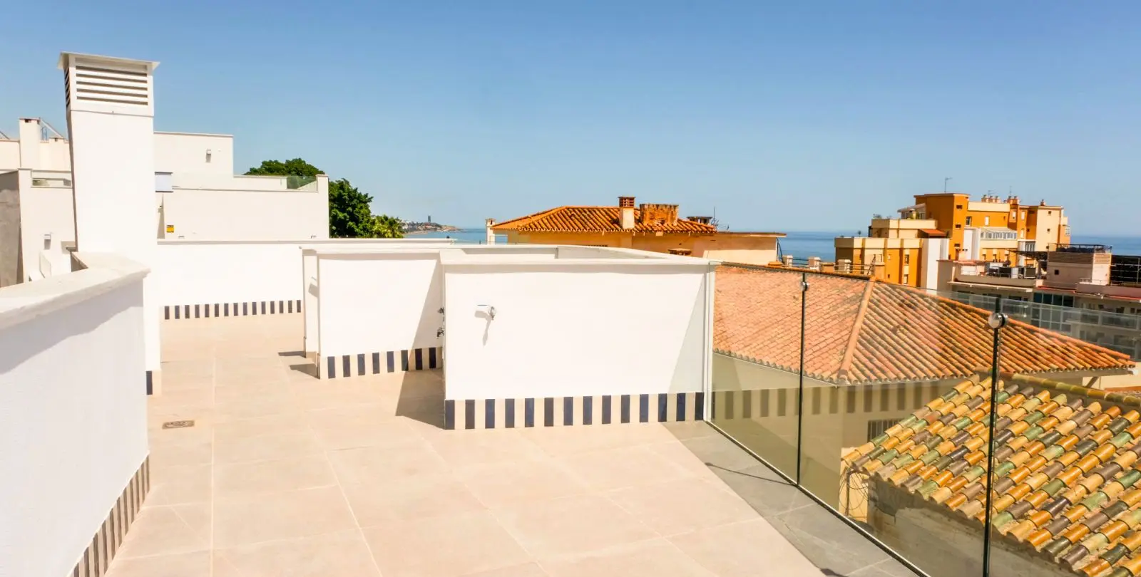 Продажа двухуровневых апартаментов в Málaga Este 6