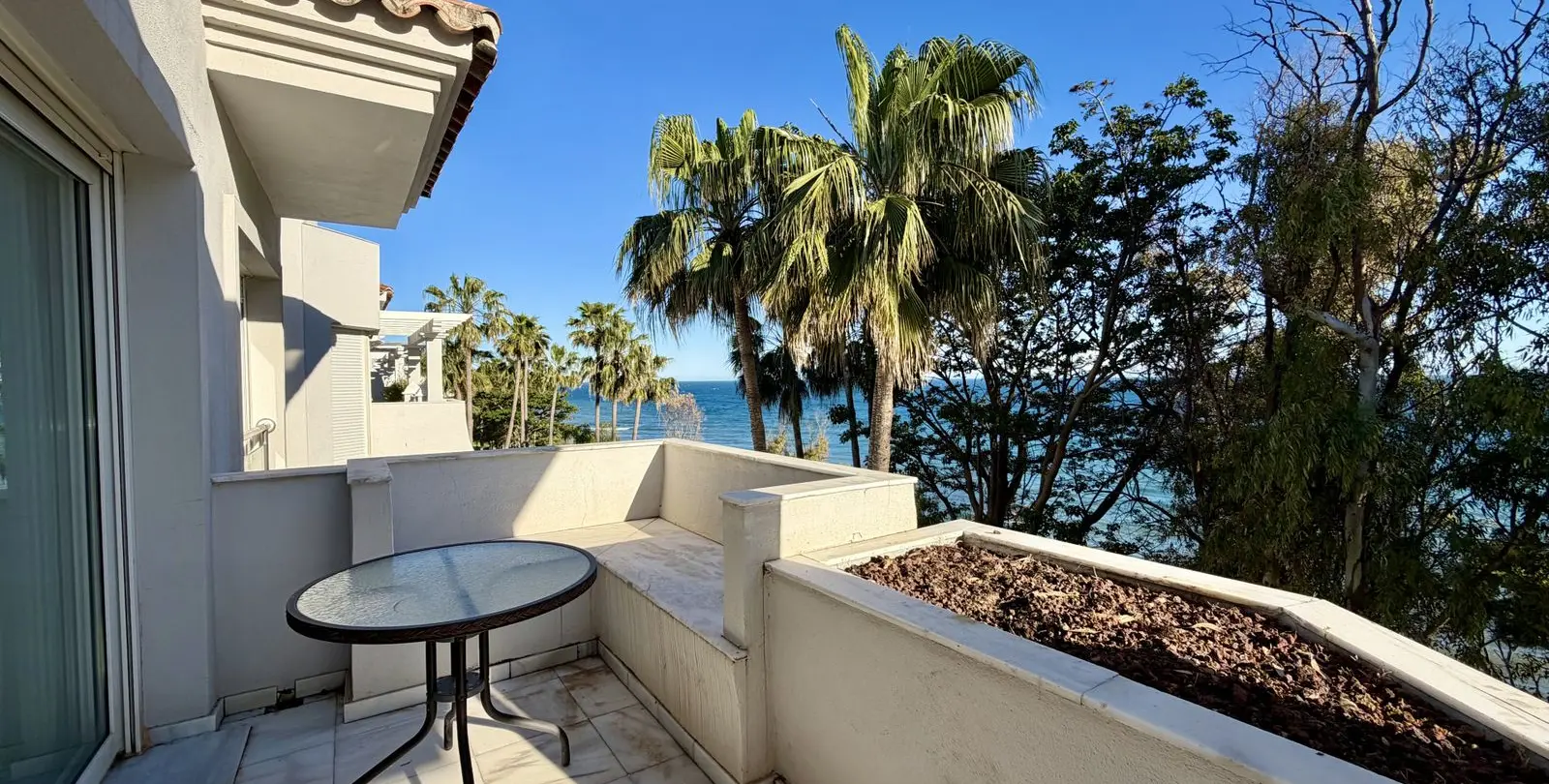 Sale of penthouse duplex in Estepona 17
