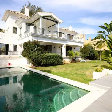 Sale of detached villa in Nueva Andalucía