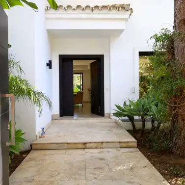 Sale of detached villa in Nueva Andalucía