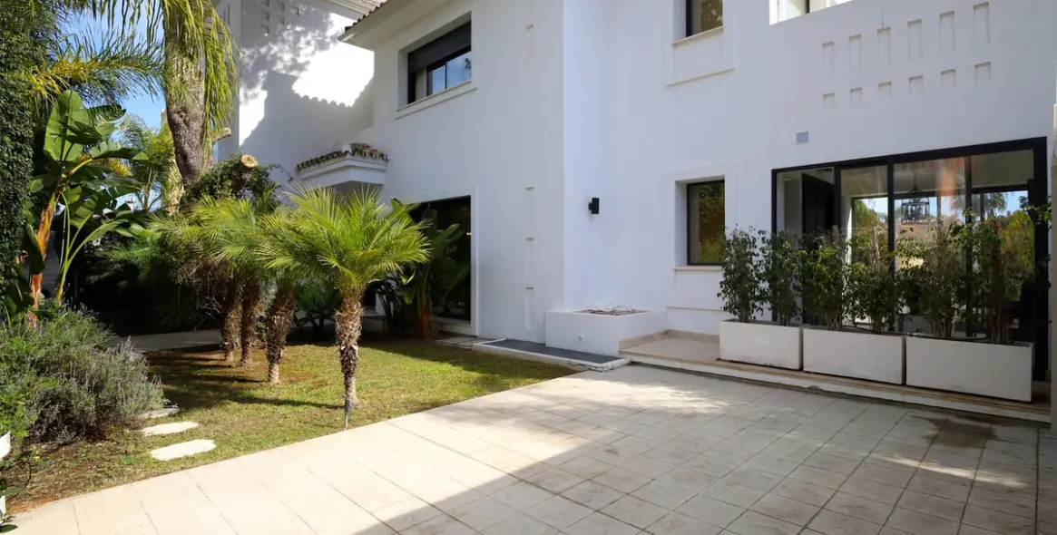 Sale of detached villa in Nueva Andalucía 3