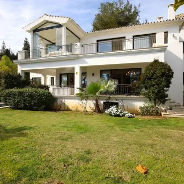 Sale of detached villa in Nueva Andalucía