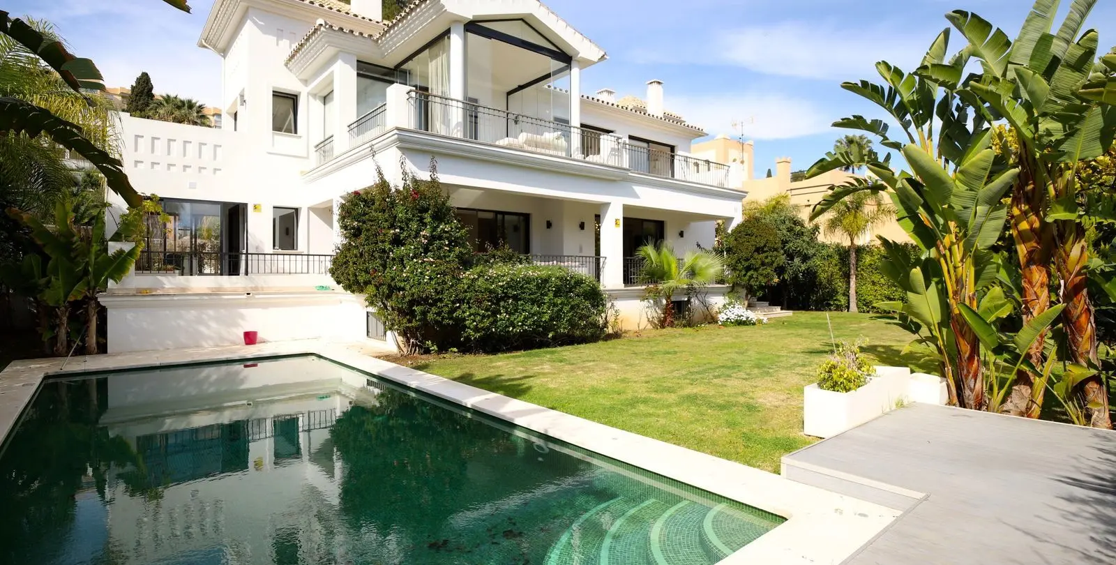 Venta de villa independiente en Nueva Andalucía 1