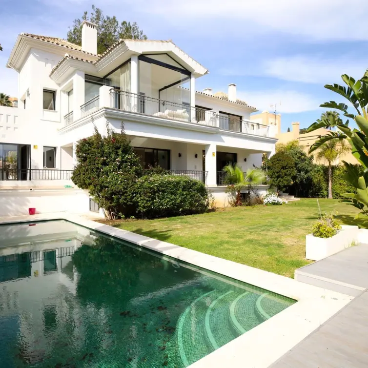 Sale of detached villa in Nueva Andalucía