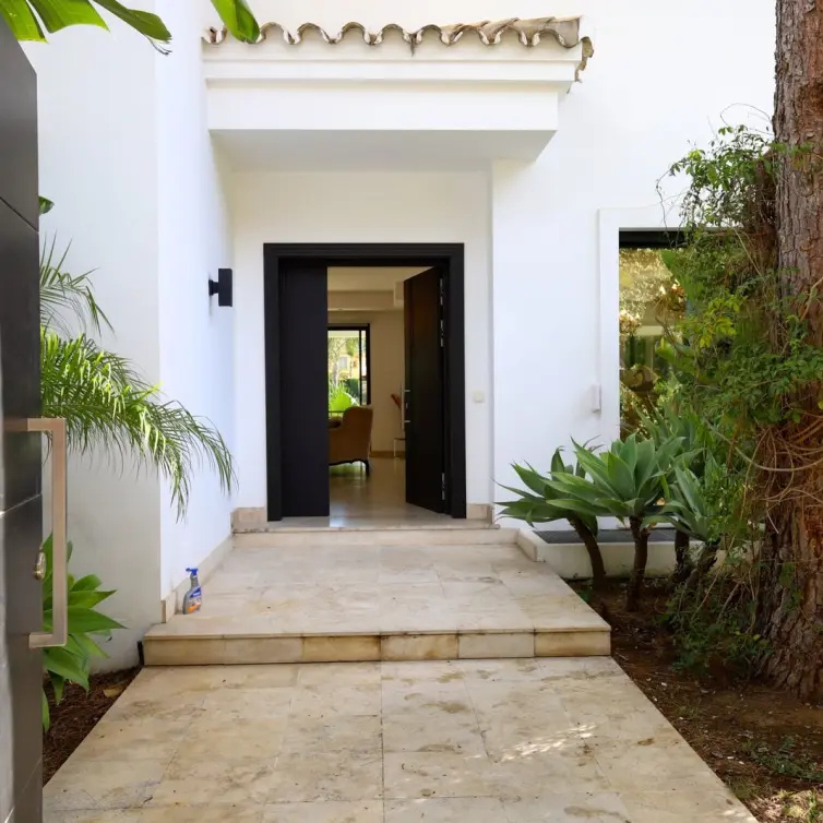 Sale of detached villa in Nueva Andalucía