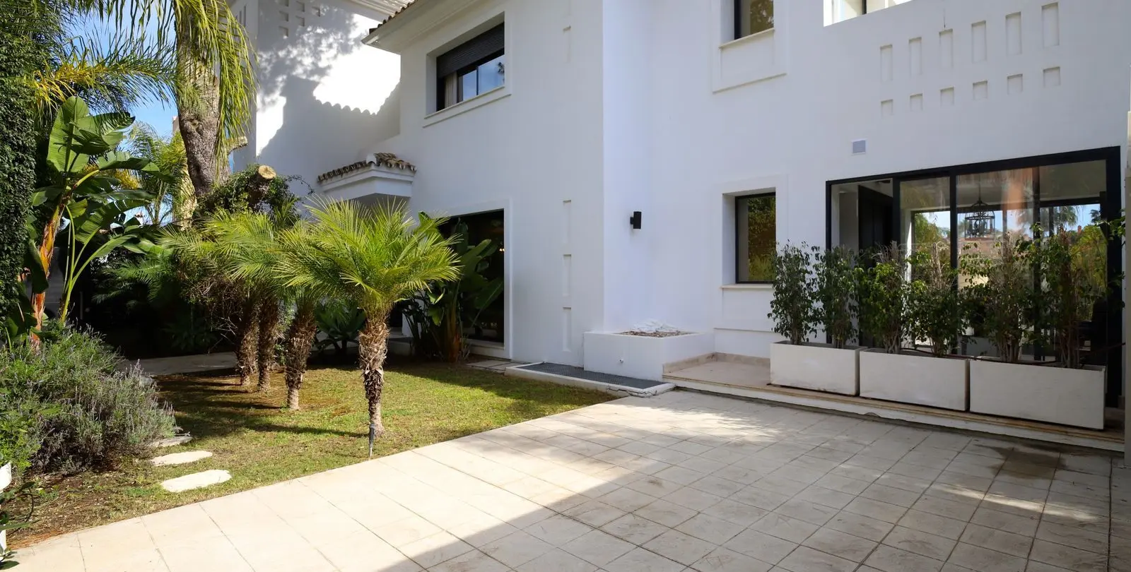 Venta de villa independiente en Nueva Andalucía 3