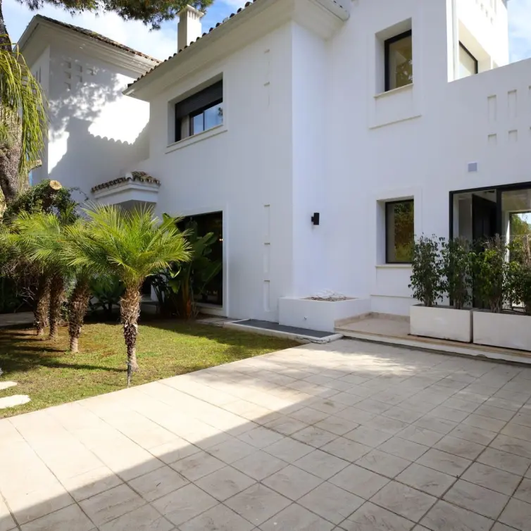 Sale of detached villa in Nueva Andalucía