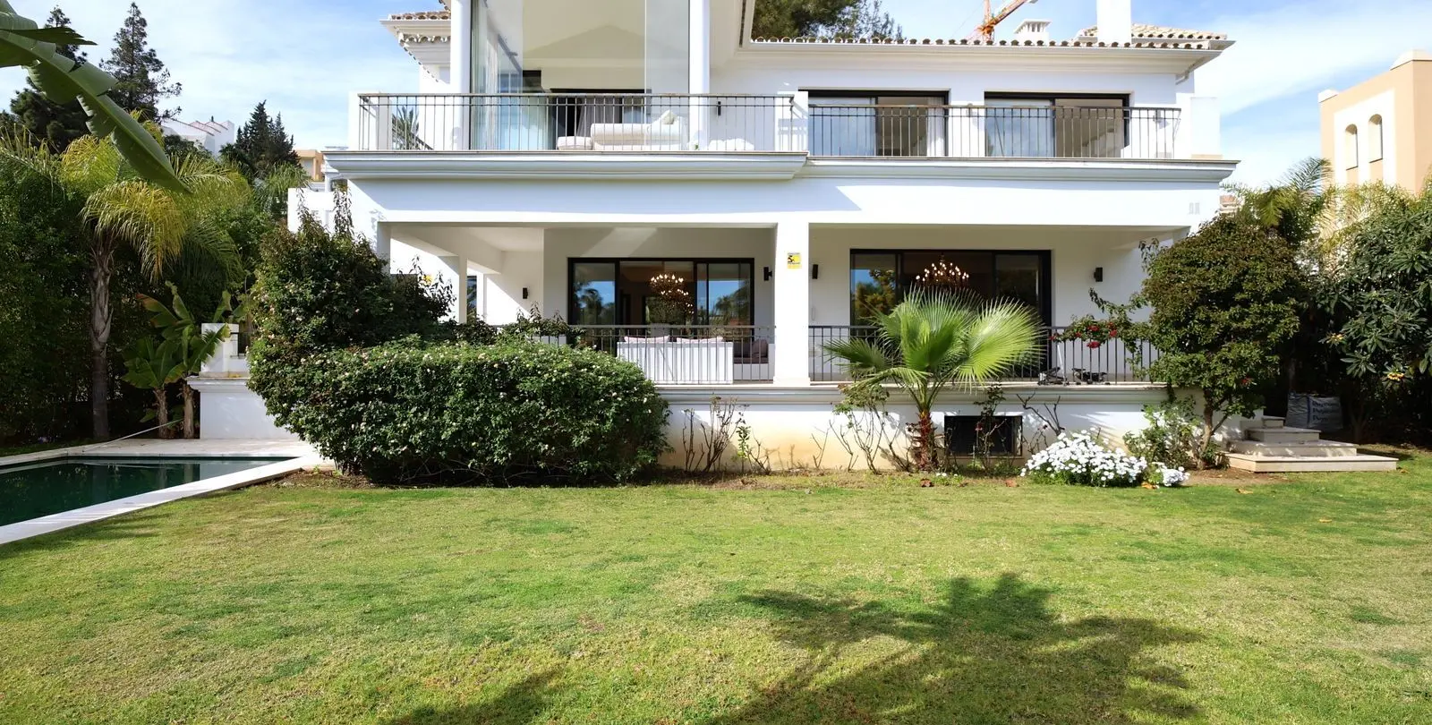 Venta de villa independiente en Nueva Andalucía 4