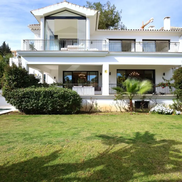 Sale of detached villa in Nueva Andalucía