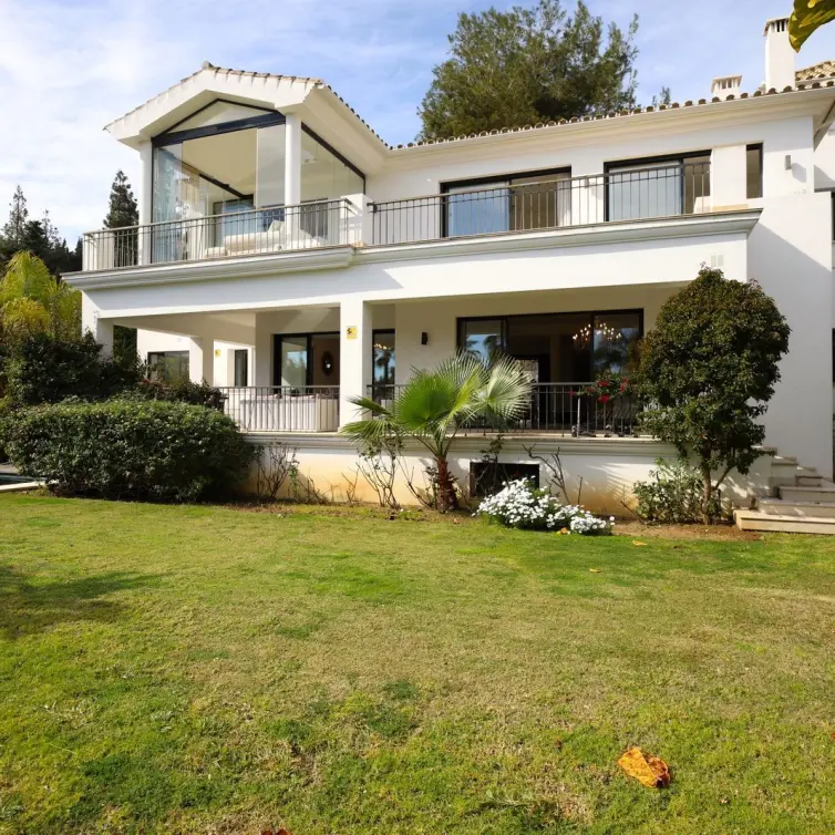 Sale of detached villa in Nueva Andalucía