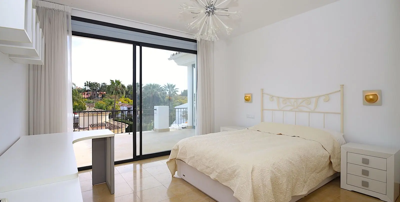 Venta de villa independiente en Nueva Andalucía 28