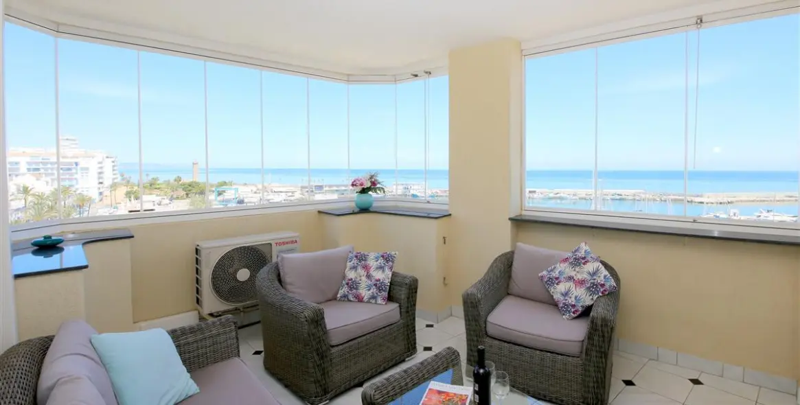Short-term rent of middle floor apartment in Estepona 1
