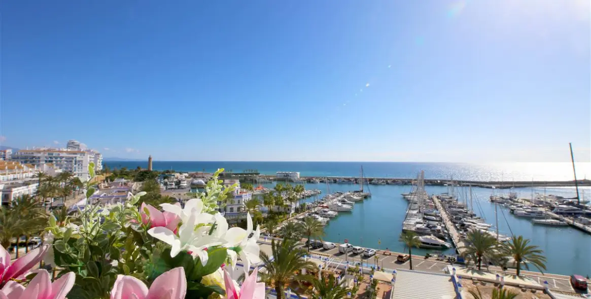 Short-term rent of middle floor apartment in Estepona 2