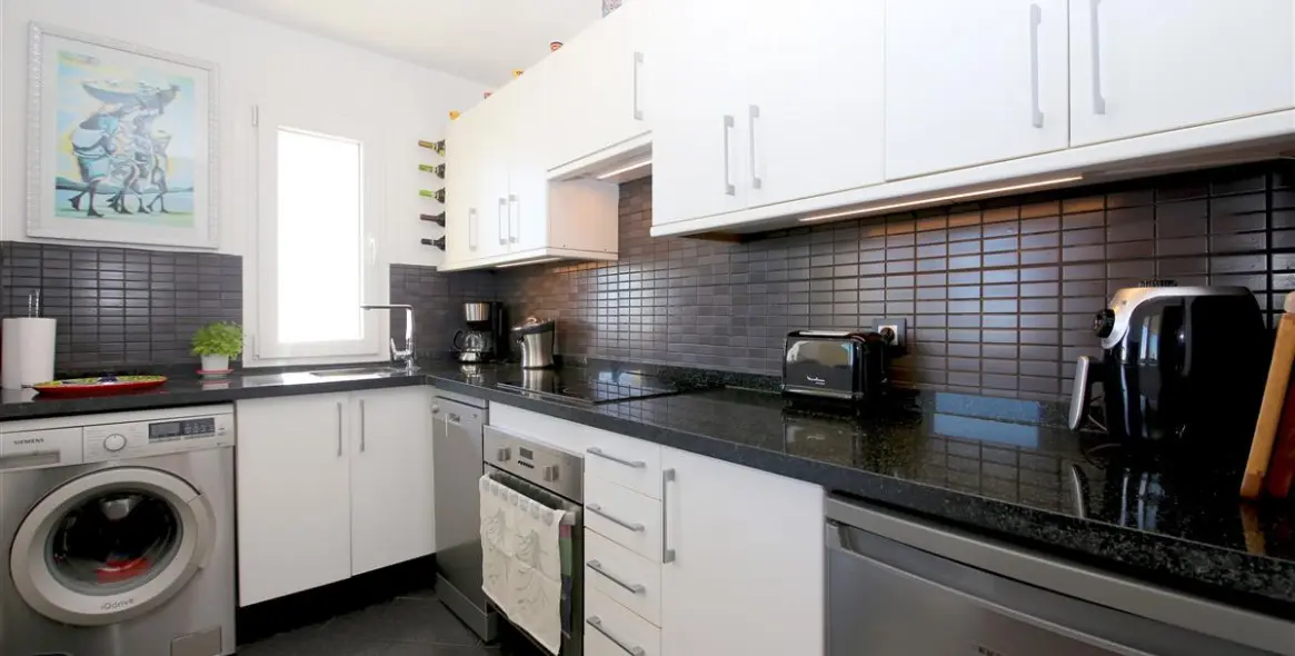 Short-term rent of middle floor apartment in Estepona 8