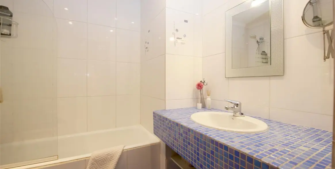 Short-term rent of middle floor apartment in Estepona 10