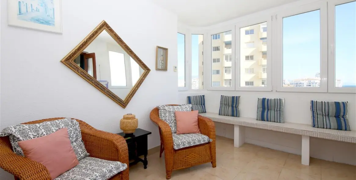 Short-term rent of middle floor apartment in Estepona 12
