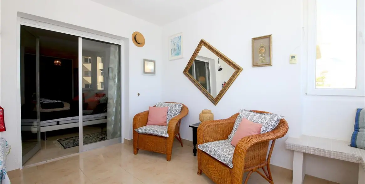 Short-term rent of middle floor apartment in Estepona 13
