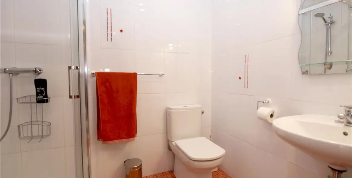 Short-term rent of middle floor apartment in Estepona 17