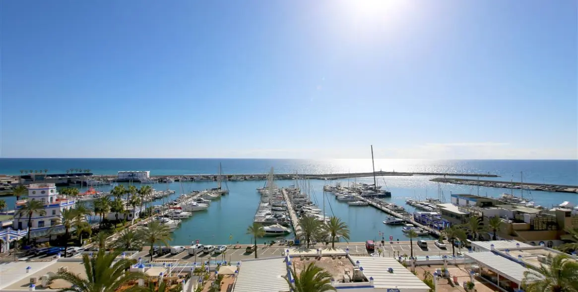 Short-term rent of middle floor apartment in Estepona 20