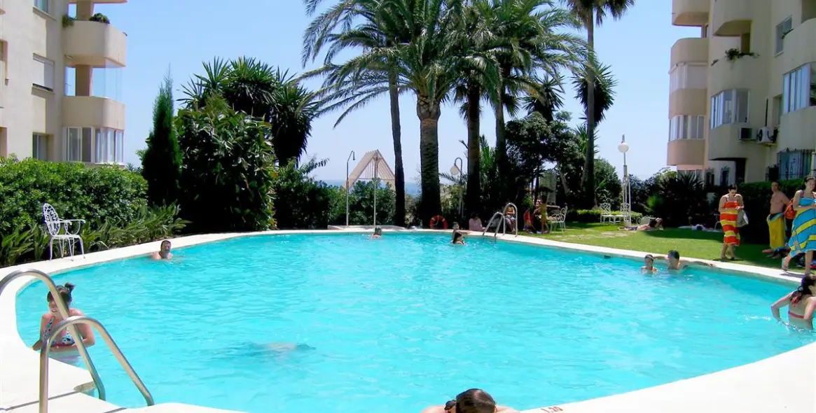 Short-term rent of middle floor apartment in Estepona 24