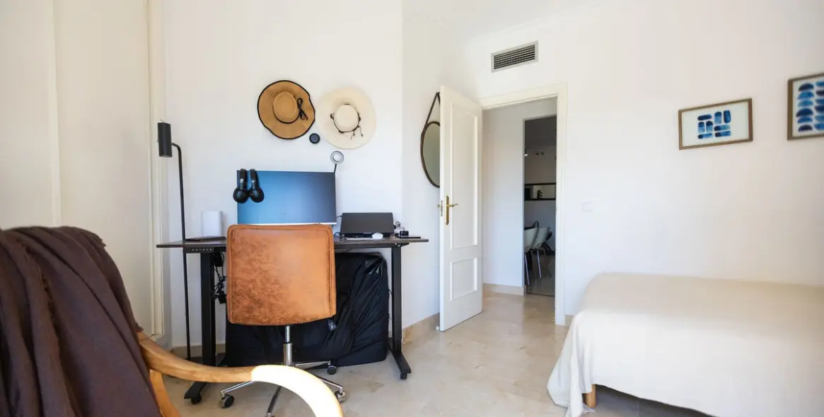 Sale of middle floor apartment in Bel Air 11